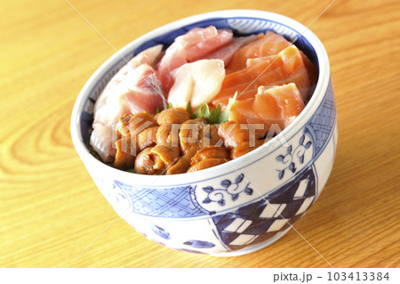 鮪、サーモン、鯛、帆立、ウニの海鮮丼 鮪、サーモン、鯛、帆立、ウニの海鮮丼 103413384