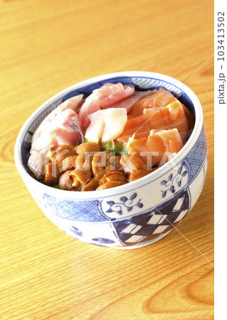 鮪、サーモン、鯛、帆立、ウニの海鮮丼 鮪、サーモン、鯛、帆立、ウニの海鮮丼 103413502