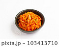 黒い皿に盛られたキムチ 103413710