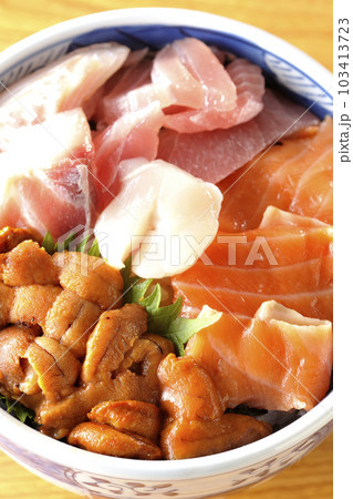 鮪、サーモン、鯛、帆立、ウニの海鮮丼を俯瞰で撮影 103413723