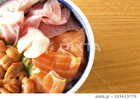 鮪、サーモン、鯛、帆立、ウニの海鮮丼を俯瞰で撮影 103413779