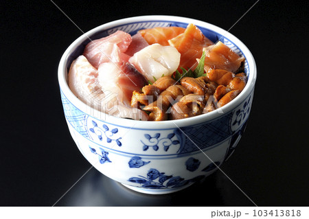 鮪、サーモン、鯛、帆立、ウニの海鮮丼を黒背景で撮影 103413818