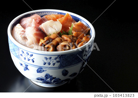 鮪、サーモン、鯛、帆立、ウニの海鮮丼を黒背景で撮影 103413823
