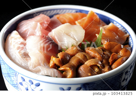 鮪、サーモン、鯛、帆立、ウニの海鮮丼を黒背景で撮影 103413825