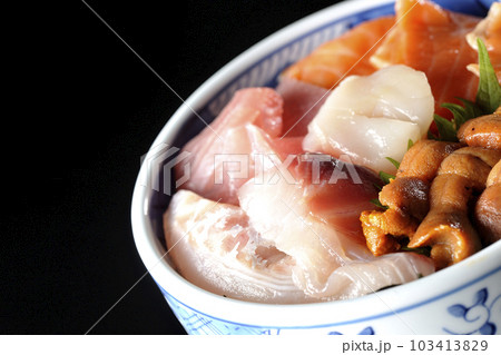 鮪、サーモン、鯛、帆立、ウニの海鮮丼を黒背景で撮影 鮪、サーモン、鯛、帆立、ウニの海鮮丼を黒背景で撮影 103413829