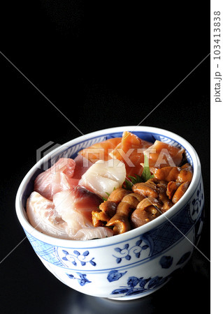 鮪、サーモン、鯛、帆立、ウニの海鮮丼を黒背景で撮影 鮪、サーモン、鯛、帆立、ウニの海鮮丼を黒背景で撮影 103413838