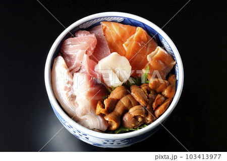鮪、サーモン、鯛、帆立、ウニの海鮮丼を黒背景で俯瞰撮影 鮪、サーモン、鯛、帆立、ウニの海鮮丼を黒背景で俯瞰撮影 103413977