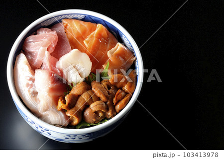 鮪、サーモン、鯛、帆立、ウニの海鮮丼を黒背景で俯瞰撮影 鮪、サーモン、鯛、帆立、ウニの海鮮丼を黒背景で俯瞰撮影 103413978