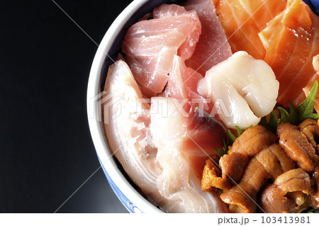 鮪、サーモン、鯛、帆立、ウニの海鮮丼を黒背景で俯瞰撮影 103413981