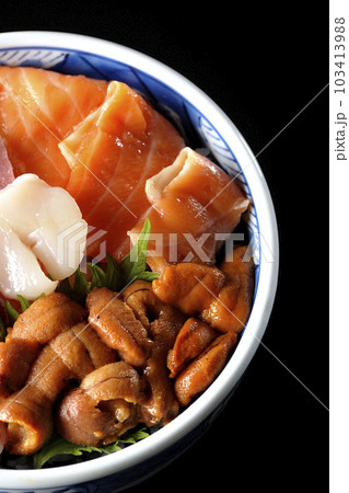 鮪、サーモン、鯛、帆立、ウニの海鮮丼を黒背景で俯瞰撮影 103413988