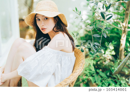 若い女性の夏コーデ 103414001