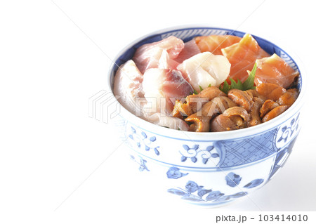 鮪、サーモン、鯛、帆立、ウニの海鮮丼を白背景で撮影 103414010