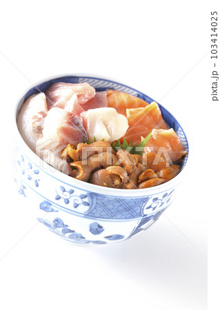 鮪、サーモン、鯛、帆立、ウニの海鮮丼を白背景で撮影 103414025