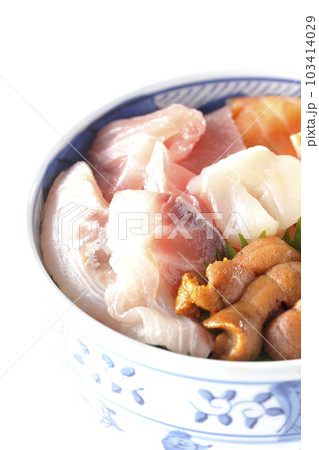 鮪、サーモン、鯛、帆立、ウニの海鮮丼を白背景で撮影 鮪、サーモン、鯛、帆立、ウニの海鮮丼を白背景で撮影 103414029