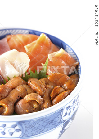 鮪、サーモン、鯛、帆立、ウニの海鮮丼を白背景で撮影 103414030