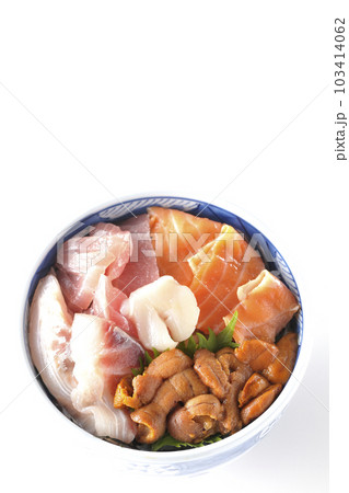 鮪、サーモン、鯛、帆立、ウニの海鮮丼を白背景で俯瞰撮影 103414062