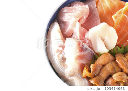 鮪、サーモン、鯛、帆立、ウニの海鮮丼を白背景で俯瞰撮影 103414068