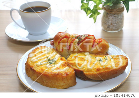 軽食（エッグバゲット・ウインナーロール）とコーヒー 103414076