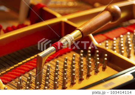 熟年技術者の繊細なピアノの調律 103414114