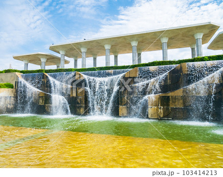 公園の人工滝・勢いよく流れ落ちる水 103414213