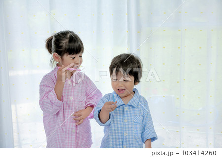 パジャマ姿で歯磨きする姉と弟 103414260