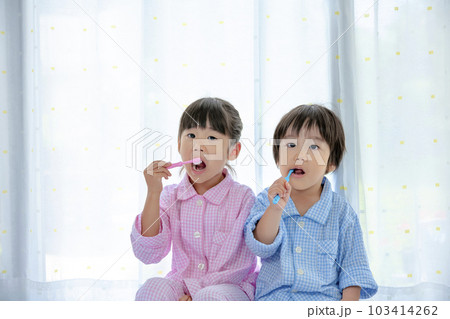 パジャマ姿で歯磨きする姉と弟 パジャマ姿で歯磨きする姉と弟 103414262
