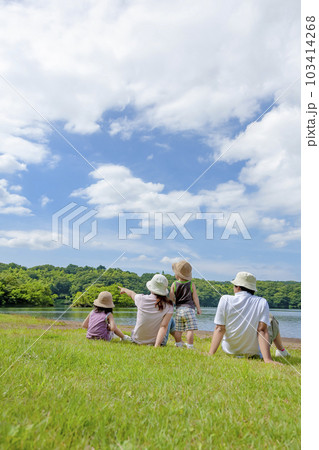 旅行先の湖畔で遊ぶ4人家族 103414268