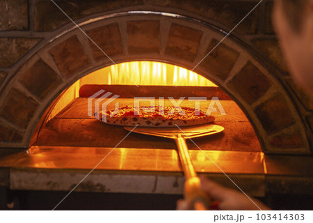 具材たっぷりの美味しいピザ 具材たっぷりの美味しいピザ 103414303