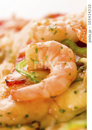 具材たっぷりの美味しいピザ 103414310