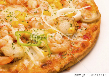 具材たっぷりの美味しいピザ 具材たっぷりの美味しいピザ 103414312