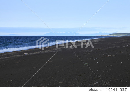 オホーツク海越しに知床連山を望む 103414337