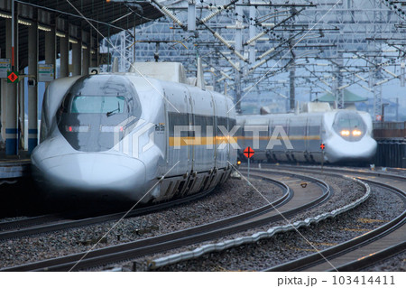 福山駅で行き交う700系「レールスター」（JR西日本） 103414411