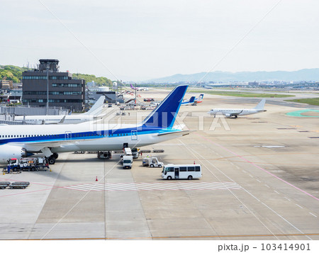 空港の広大な滑走路と飛行機 103414901