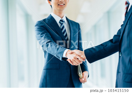 握手する若いビジネスマン　 103415150