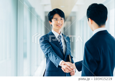 握手する若いビジネスマン　 103415219
