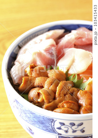鮪、サーモン、鯛、帆立、ウニの海鮮丼 鮪、サーモン、鯛、帆立、ウニの海鮮丼 103415433