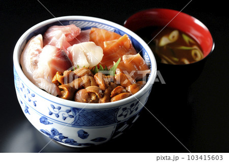 鮪、サーモン、鯛、帆立、ウニの海鮮丼と赤だしの味噌汁 鮪、サーモン、鯛、帆立、ウニの海鮮丼と赤だしの味噌汁 103415603