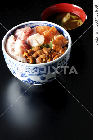 鮪、サーモン、鯛、帆立、ウニの海鮮丼と赤だしの味噌汁 103415609