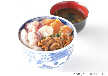 鮪、サーモン、鯛、帆立、ウニの海鮮丼と赤だしの味噌汁 鮪、サーモン、鯛、帆立、ウニの海鮮丼と赤だしの味噌汁 103415612