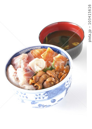 鮪、サーモン、鯛、帆立、ウニの海鮮丼と赤だしの味噌汁 鮪、サーモン、鯛、帆立、ウニの海鮮丼と赤だしの味噌汁 103415616