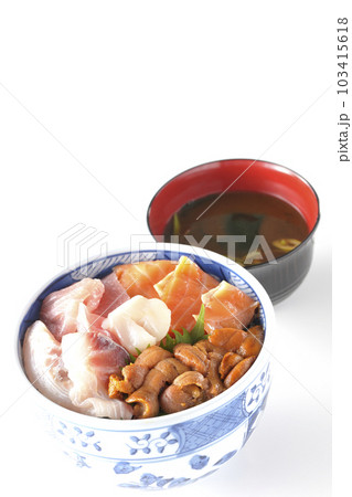 鮪、サーモン、鯛、帆立、ウニの海鮮丼と赤だしの味噌汁 鮪、サーモン、鯛、帆立、ウニの海鮮丼と赤だしの味噌汁 103415618