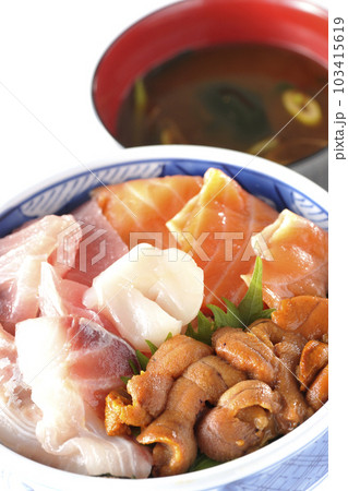 鮪、サーモン、鯛、帆立、ウニの海鮮丼と赤だしの味噌汁 103415619