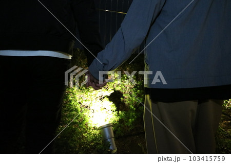 ボーイズラブ　男性同士で手をつなぐ 103415759