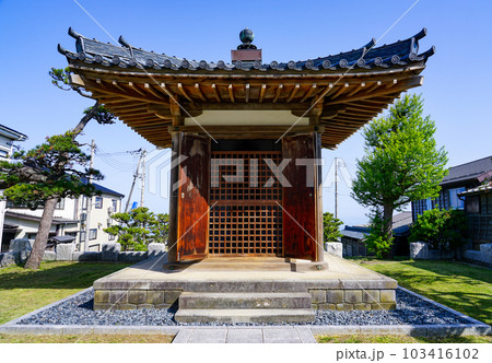 日本海を見渡す良寛堂　良寛生誕地（新潟県出雲埼町） 103416102