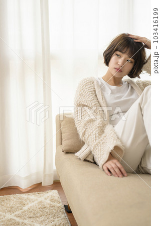 ソファでくつろぐ若い女性 103416199