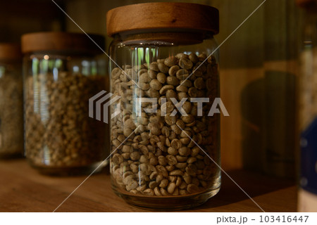 瓶に入った焙煎珈琲の豆　ローストコーヒー豆 103416447