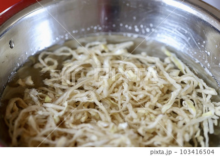 水で戻している切干大根 乾燥野菜 水で戻している切干大根 乾燥野菜 103416504