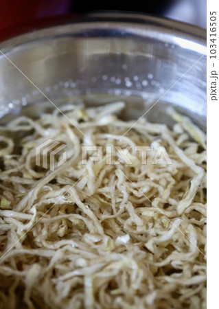 水で戻している切干大根　乾燥野菜 103416505