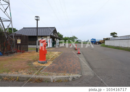 新潟 上越市 丸ポストのある風景(道の駅よしかわ杜氏の郷) 新潟 上越市 丸ポストのある風景(道の駅よしかわ杜氏の郷) 103416717