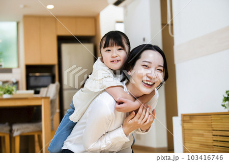 母親に甘える女の子 103416746